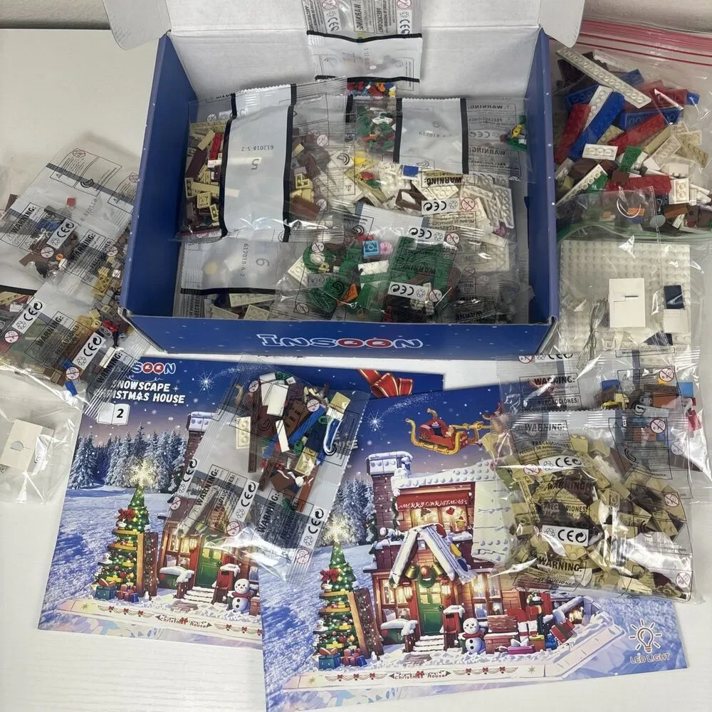 Insoon Snowscape Christmas House Building Bricks 1834 pcs Open Box MOSTLY SEALED